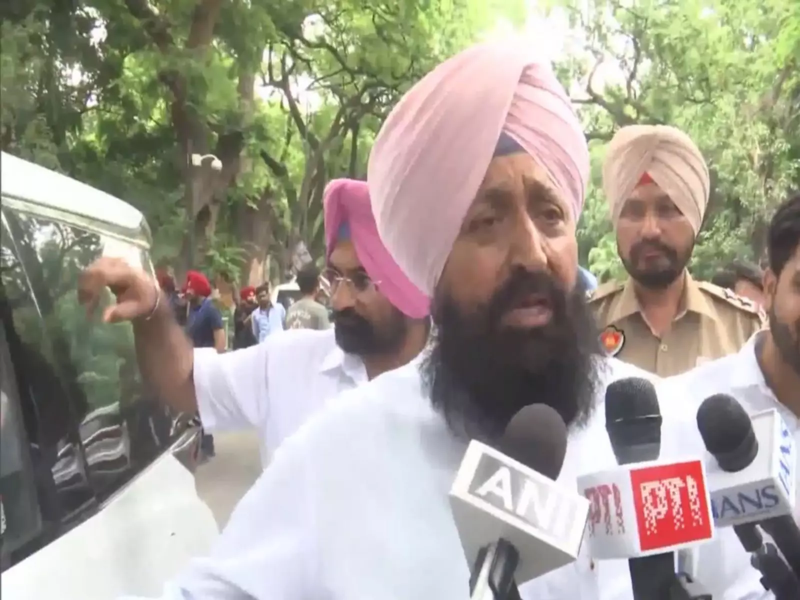 Delhi: 2027 के चुनावों की तैयारी के बीच पंजाब कांग्रेस के शीर्ष नेताओं ने सोनिया गांधी से मुलाकात की Delhi: 2027 के चुनावों की तैयारी के बीच पंजाब कांग्रेस के शीर्ष नेताओं ने सोनिया गांधी से मुलाकात की
