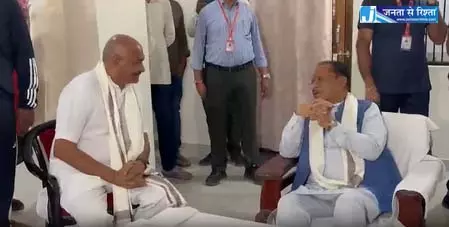 रिटायर्ड शिक्षक बृजेश पांडे के घर पहुंचे CM विष्णुदेव साय रिटायर्ड शिक्षक बृजेश पांडे के घर पहुंचे CM विष्णुदेव साय