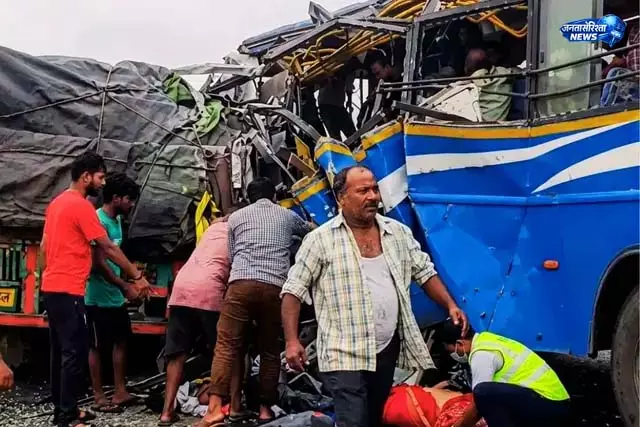 जलपाईगुड़ी में बस-ट्रेलर टक्कर, 4 की मौत जलपाईगुड़ी में बस-ट्रेलर टक्कर, 4 की मौत