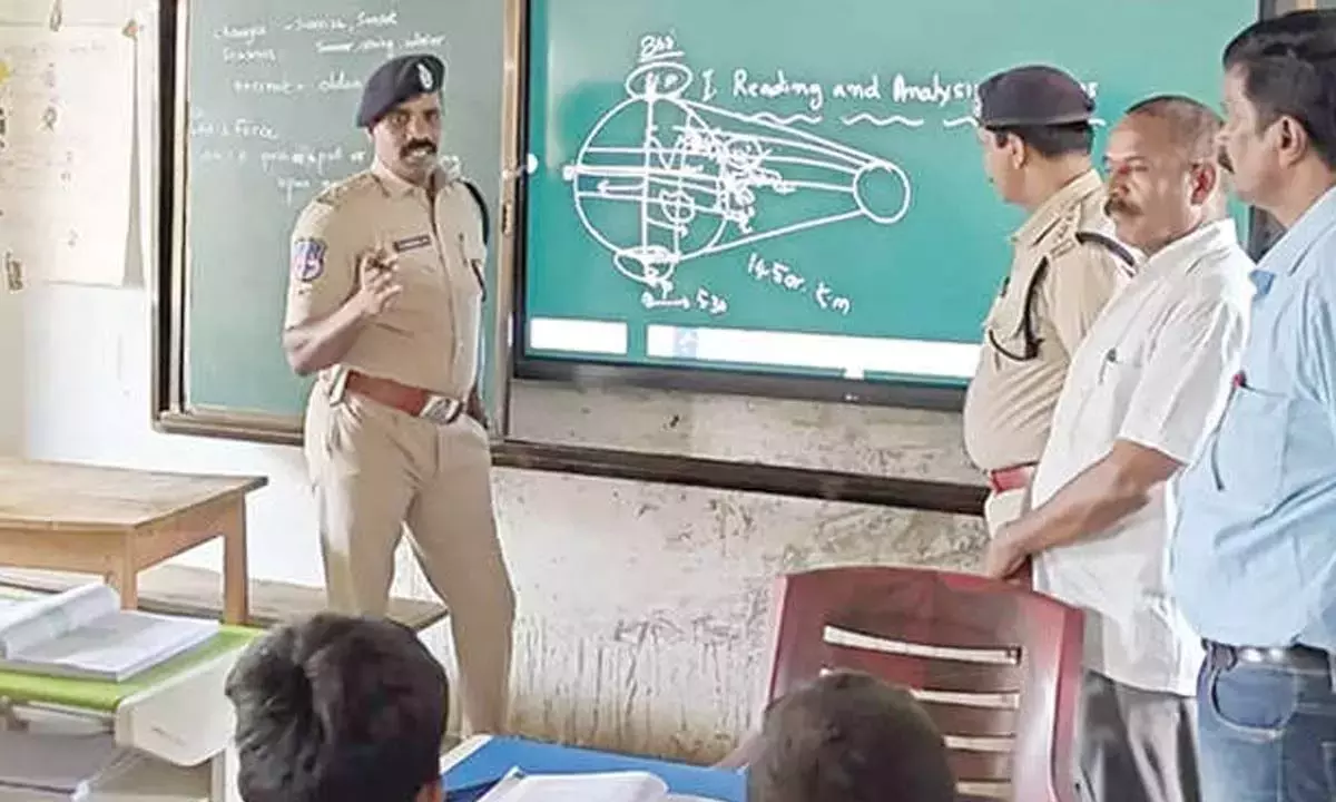 Telangana: ज़िले के SP एक दिन के लिए बने टीचर Telangana: ज़िले के SP एक दिन के लिए बने टीचर