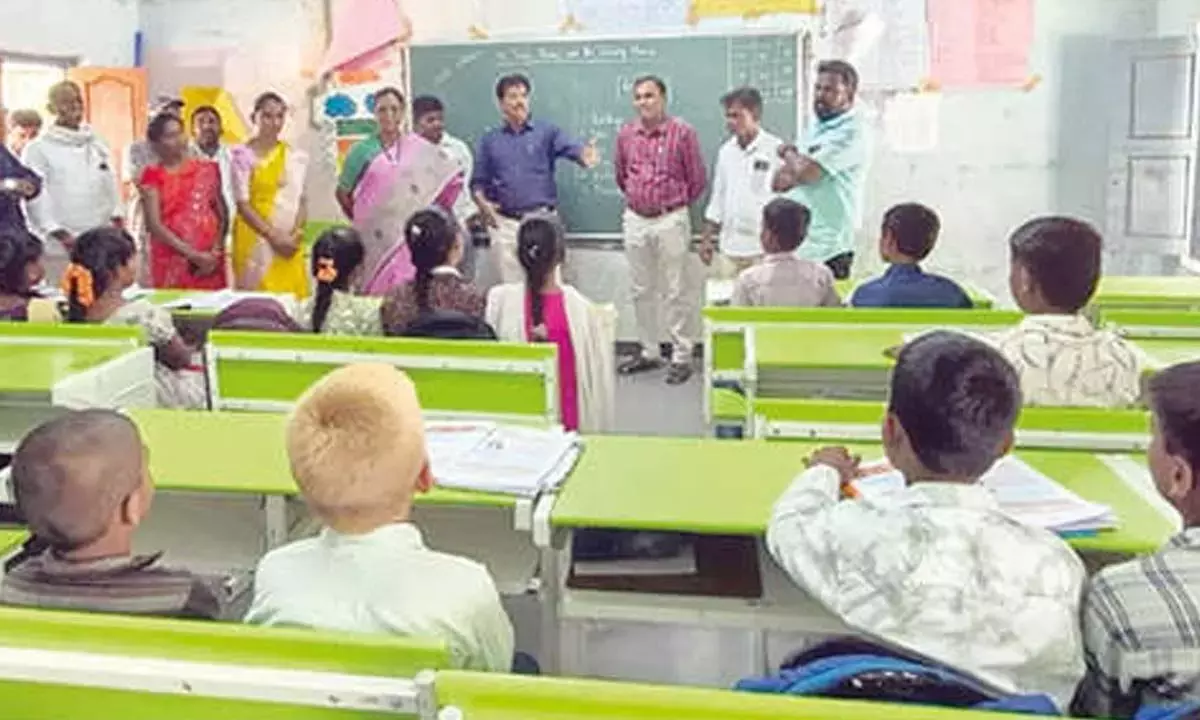 Telangana: एडिशनल कलेक्टर ने छात्रों की उपस्थिति में सुधार लाने का आग्रह किया Telangana: एडिशनल कलेक्टर ने छात्रों की उपस्थिति में सुधार लाने का आग्रह किया