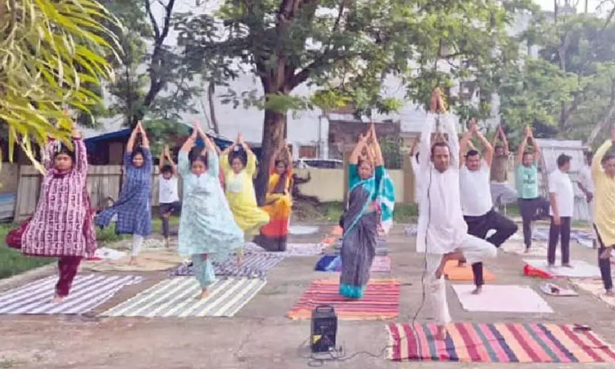 Telangana: करीमनगर में हज़ारों लोगों के लिए योग सेहत से जुड़ी रोज़ाना की आदत बन गया है Telangana: करीमनगर में हज़ारों लोगों के लिए योग सेहत से जुड़ी रोज़ाना की आदत बन गया है