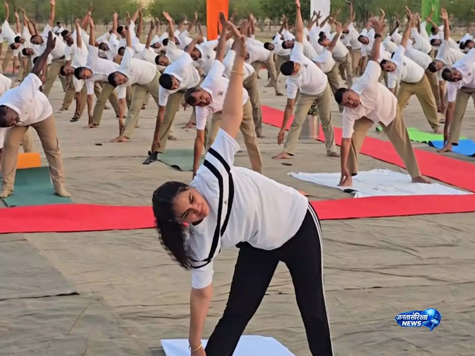 राजस्थान: अंतरराष्ट्रीय योग दिवस पर जैसलमेर में बॉर्डर आउटपोस्ट पर BSF जवानों ने किया योग राजस्थान: अंतरराष्ट्रीय योग दिवस पर जैसलमेर में बॉर्डर आउटपोस्ट पर BSF जवानों ने किया योग