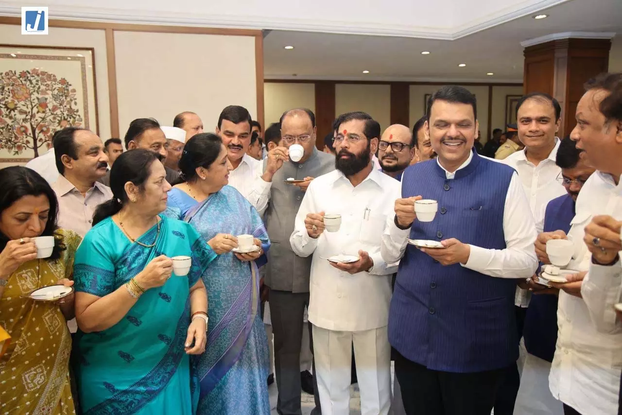 चाय समारोह में दिखी राजनीतिक एकजुटता की झलक चाय समारोह में दिखी राजनीतिक एकजुटता की झलक