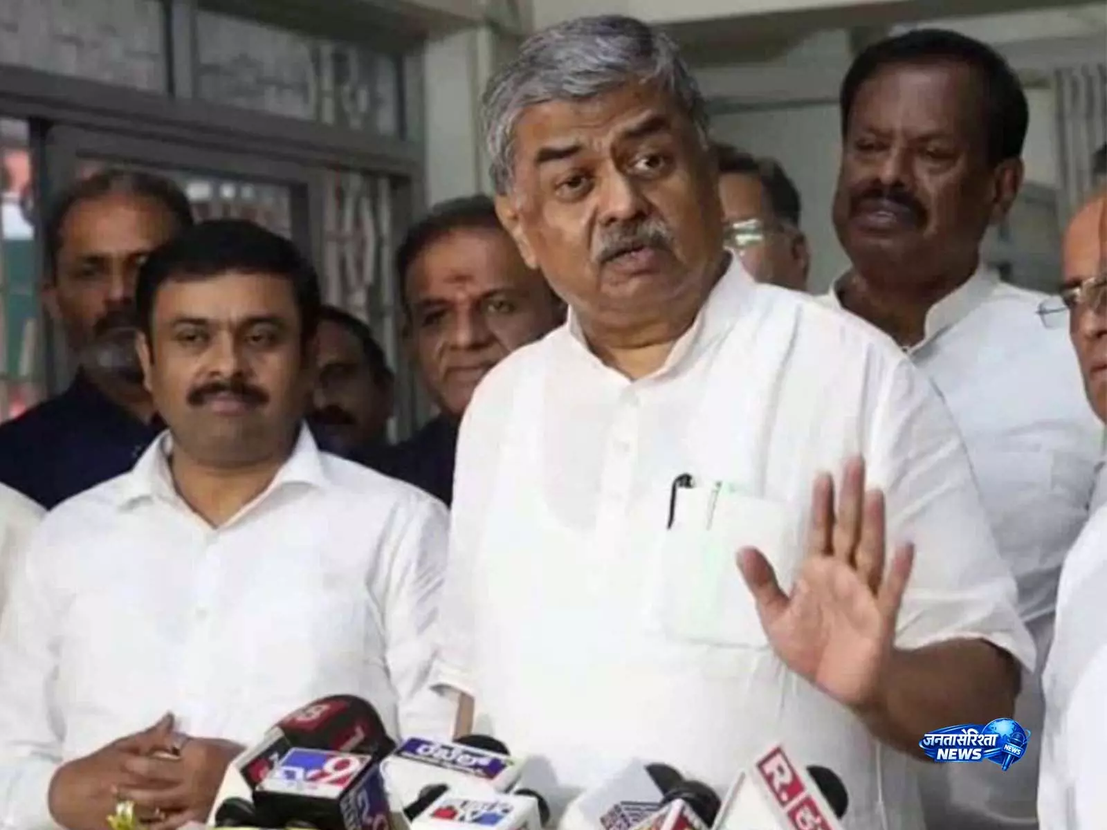 बीके हरिप्रसाद ने संभाला KPCC अध्यक्ष पद, संविधान को बताया “पार्टी की पवित्र पुस्तक” बीके हरिप्रसाद ने संभाला KPCC अध्यक्ष पद, संविधान को बताया “पार्टी की पवित्र पुस्तक”