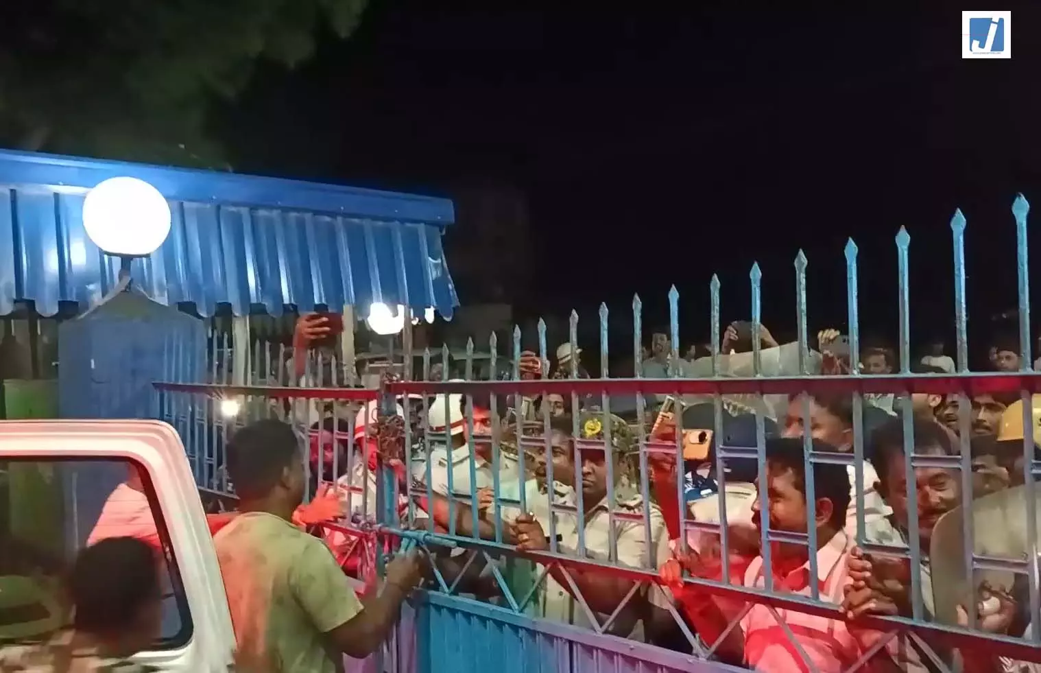 पूर्व TMC विधायक की गिरफ्तारी से थाने के बाहर हंगामा, कार्यकर्ताओं ने किया तीखा प्रदर्शन पूर्व TMC विधायक की गिरफ्तारी से थाने के बाहर हंगामा, कार्यकर्ताओं ने किया तीखा प्रदर्शन