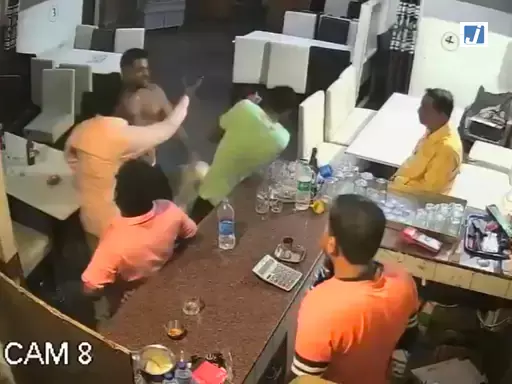 बार बंद करने पर विवाद, वेटर की गर्दन पकड़कर किया हमला बार बंद करने पर विवाद, वेटर की गर्दन पकड़कर किया हमला