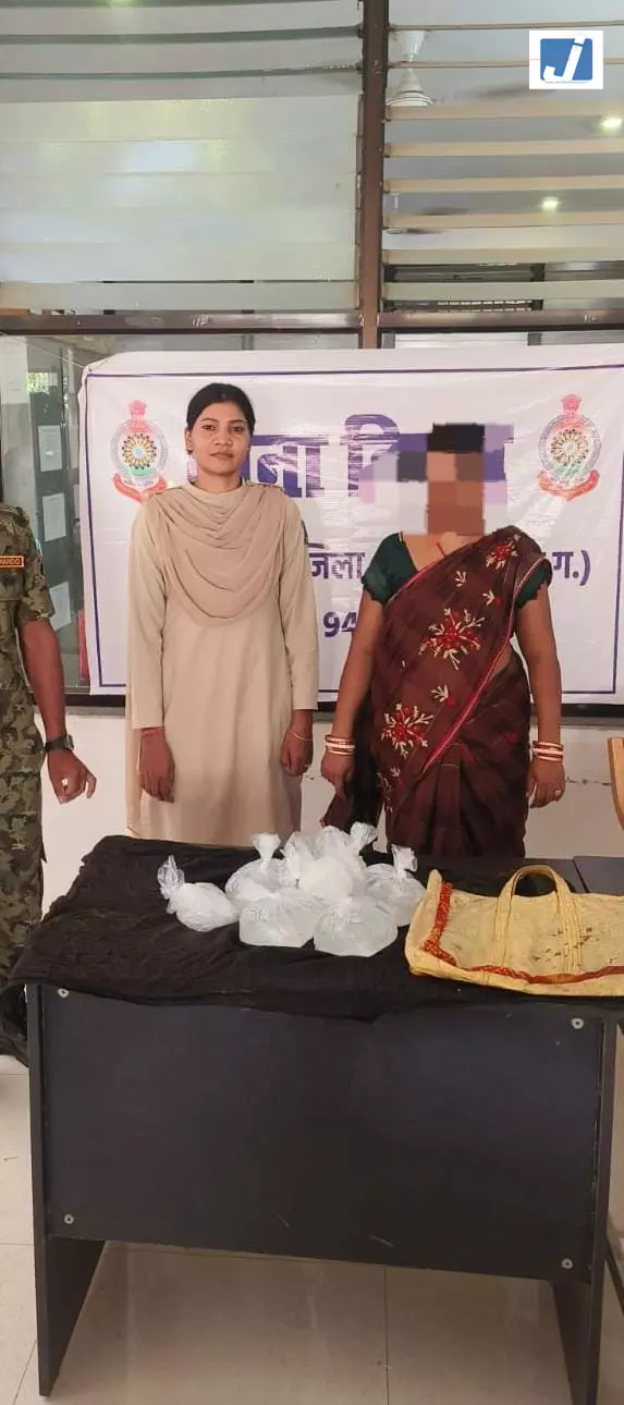 पुलिस की अवैध शराब पर कार्रवाई, महिला गिरफ्तार, 5 लीटर कच्ची महुआ शराब जब्त पुलिस की अवैध शराब पर कार्रवाई, महिला गिरफ्तार, 5 लीटर कच्ची महुआ शराब जब्त