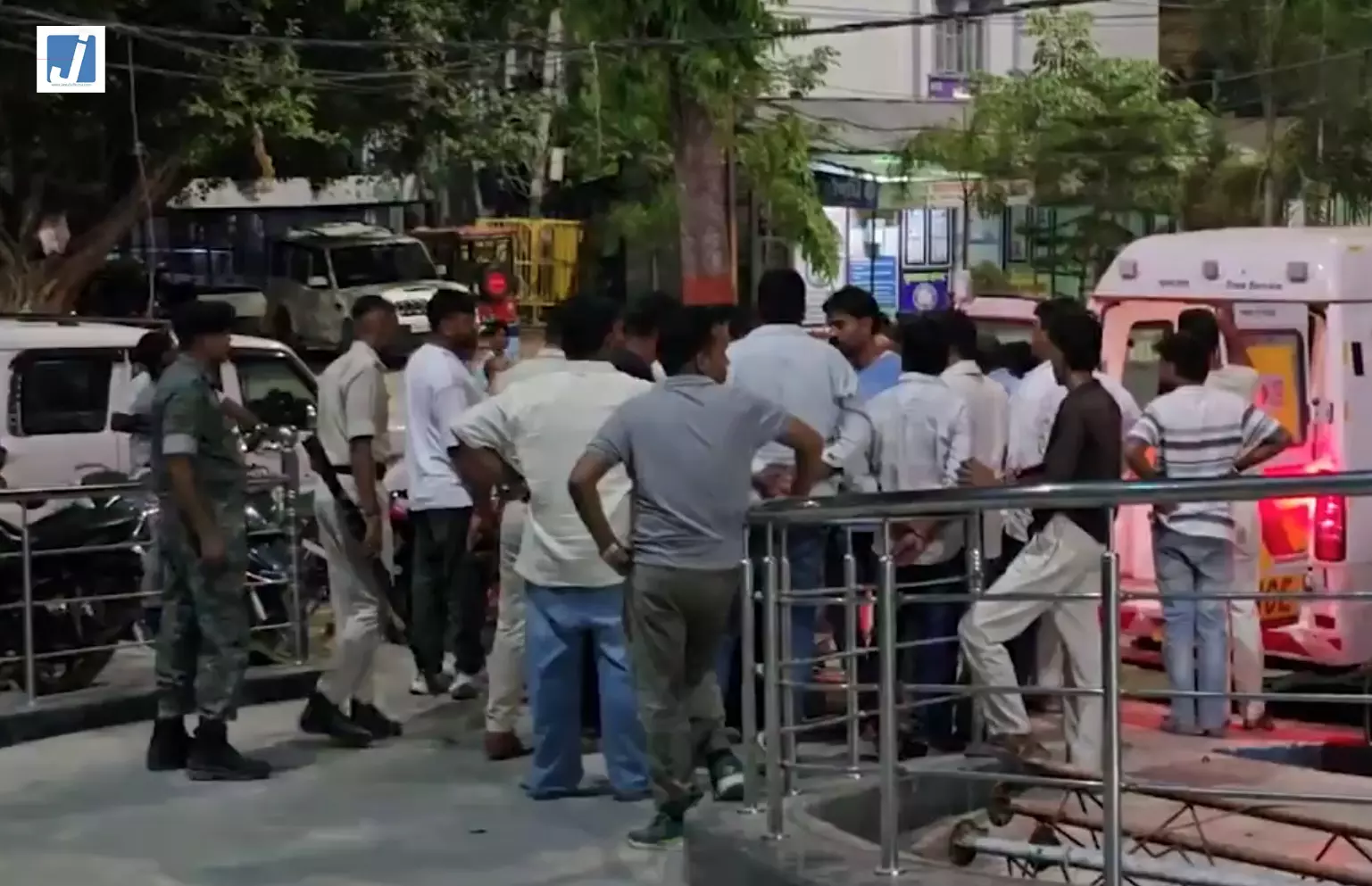 अभिनेता पंकज त्रिपाठी के भाई पर हमला, पुरानी रंजिश में धारदार हथियार चलाये अभिनेता पंकज त्रिपाठी के भाई पर हमला, पुरानी रंजिश में धारदार हथियार चलाये