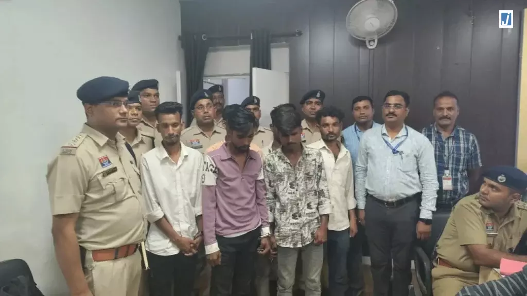 अंतर्राज्यीय चेन स्नेचिंग गिरोह का पर्दाफाश, ओडिशा के 5 समेत 6 आरोपी गिरफ्तार अंतर्राज्यीय चेन स्नेचिंग गिरोह का पर्दाफाश, ओडिशा के 5 समेत 6 आरोपी गिरफ्तार