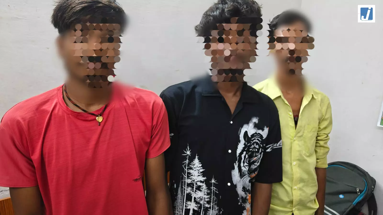 जुआ खेलते तीन आरोपी गिरफ्तार, 52 पत्ती ताश और 640 रुपये जब्त जुआ खेलते तीन आरोपी गिरफ्तार, 52 पत्ती ताश और 640 रुपये जब्त