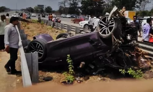 BMW कार पलटने से 2 की मौत, डिवाइडर से टकराकर क्षतिग्रस्त
