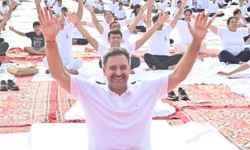 योग दुनिया को भारत की प्राचीन संस्कृति से परिचित कराता योग दुनिया को भारत की प्राचीन संस्कृति से परिचित कराता
