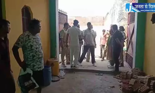 गांव के बीच गली में संचालित हो रहा अवैध पटाखा फैक्ट्री, ब्लास्ट से हड़कंप