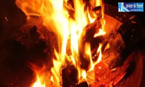 आधी रात पड़ोसी प्रेमी को बुलाया और पति को किया आग के हवाले, महिला की करतूत