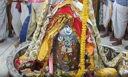 राम नाम की माला पहनाकर सिर पर रमाई गई भस्म, त्रिपुंड व त्रिनेत्र से सजे बाबा महाकाल राम नाम की माला पहनाकर सिर पर रमाई गई भस्म, त्रिपुंड व त्रिनेत्र से सजे बाबा महाकाल