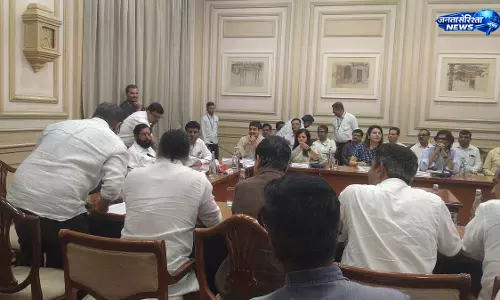 BEST हड़ताल पर समाधान की उम्मीद, शिंदे-सरनाइक की देर रात बैठक के बाद भी अंतिम फैसला लंबित BEST हड़ताल पर समाधान की उम्मीद, शिंदे-सरनाइक की देर रात बैठक के बाद भी अंतिम फैसला लंबित