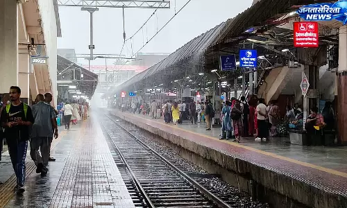 Mumbai : तेज बारिश से मौसम हुआ सुहावना, कई इलाकों में यातायात प्रभावित Mumbai : तेज बारिश से मौसम हुआ सुहावना, कई इलाकों में यातायात प्रभावित