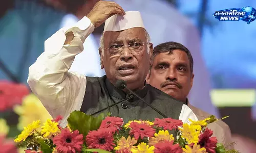 Bengaluru कार्यक्रम में नारेबाजी पर भड़के मल्लिकार्जुन खड़गे, पार्टी कार्यकर्ताओं को दी चेतावनी Bengaluru कार्यक्रम में नारेबाजी पर भड़के मल्लिकार्जुन खड़गे, पार्टी कार्यकर्ताओं को दी चेतावनी