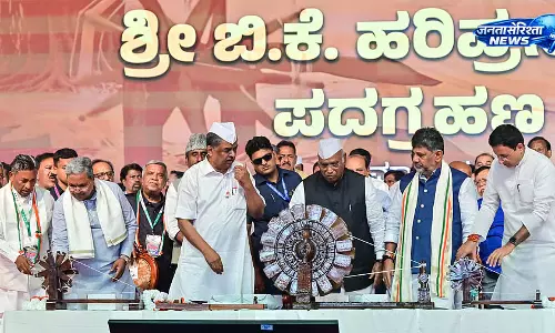 Bengaluru : कांग्रेस का शक्ति प्रदर्शन, खड़गे ने चुनावी रणनीति पर दिया संदेश Bengaluru : कांग्रेस का शक्ति प्रदर्शन, खड़गे ने चुनावी रणनीति पर दिया संदेश