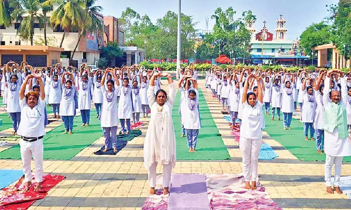 Andhra: योग महिलाओं की मानसिक सेहत बेहतर बनाने में मदद करता Andhra: योग महिलाओं की मानसिक सेहत बेहतर बनाने में मदद करता