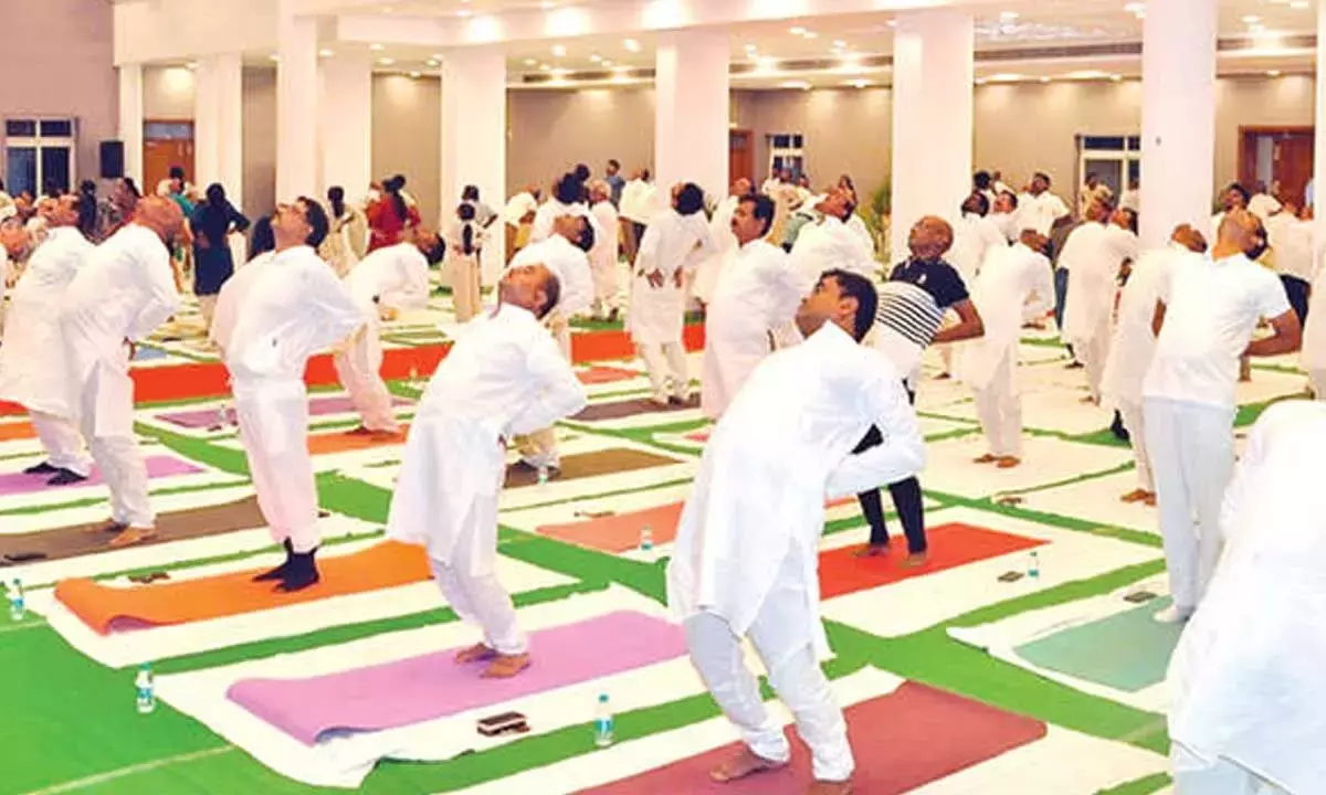 Andhra: विजयवाड़ा रेलवे डिवीज़न ने योग दिवस मनाया Andhra: विजयवाड़ा रेलवे डिवीज़न ने योग दिवस मनाया