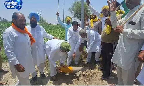 Fazilka सर्वे खंभे हटाकर किसानों ने जताया विरोध Fazilka सर्वे खंभे हटाकर किसानों ने जताया विरोध