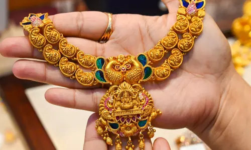 कच्चे तेल में नरमी के बीच सोना-चांदी के दाम ऊंचे कच्चे तेल में नरमी के बीच सोना-चांदी के दाम ऊंचे