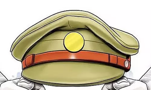 20 लाख की डकैती मामले में CID इंस्पेक्टर समेत तीन आरोपी गिरफ्तार 20 लाख की डकैती मामले में CID इंस्पेक्टर समेत तीन आरोपी गिरफ्तार