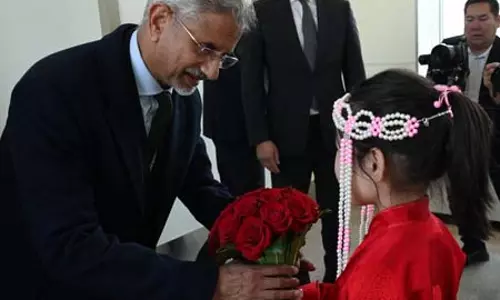भारत के विदेश मंत्री जयशंकर पहुंचे मंगोलिया, दोनों देशों के बीच द्विपक्षीय साझेदारी को करेंगे मजबूत भारत के विदेश मंत्री जयशंकर पहुंचे मंगोलिया, दोनों देशों के बीच द्विपक्षीय साझेदारी को करेंगे मजबूत