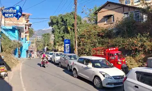 Palampur पर्यटकों की भीड़ से बढ़ा यातायात संकट