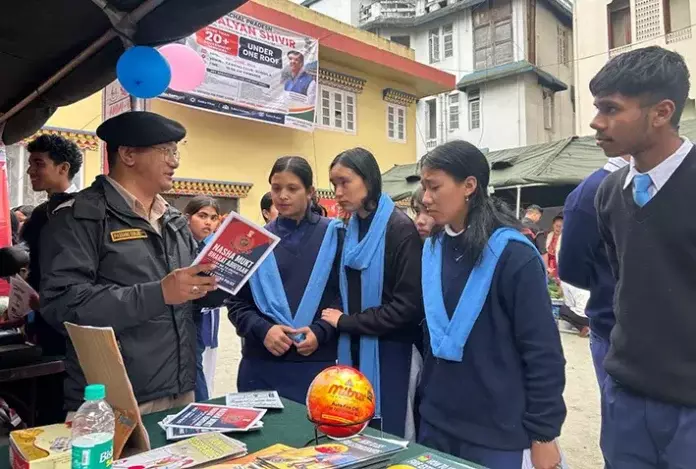 Arunachal: डीसी, डीएसपी ने नशा मुक्त भारत पंपलेट लॉन्च किया