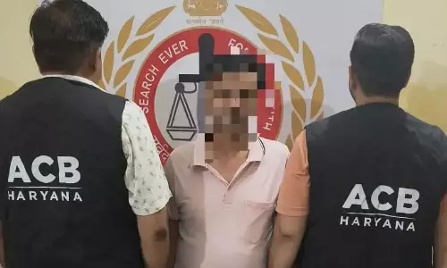 Nuh: भ्रष्टाचार के खिलाफ बड़ी कार्रवाई, उप अधीक्षक रंगे हाथ पकड़ा गया Nuh: भ्रष्टाचार के खिलाफ बड़ी कार्रवाई, उप अधीक्षक रंगे हाथ पकड़ा गया
