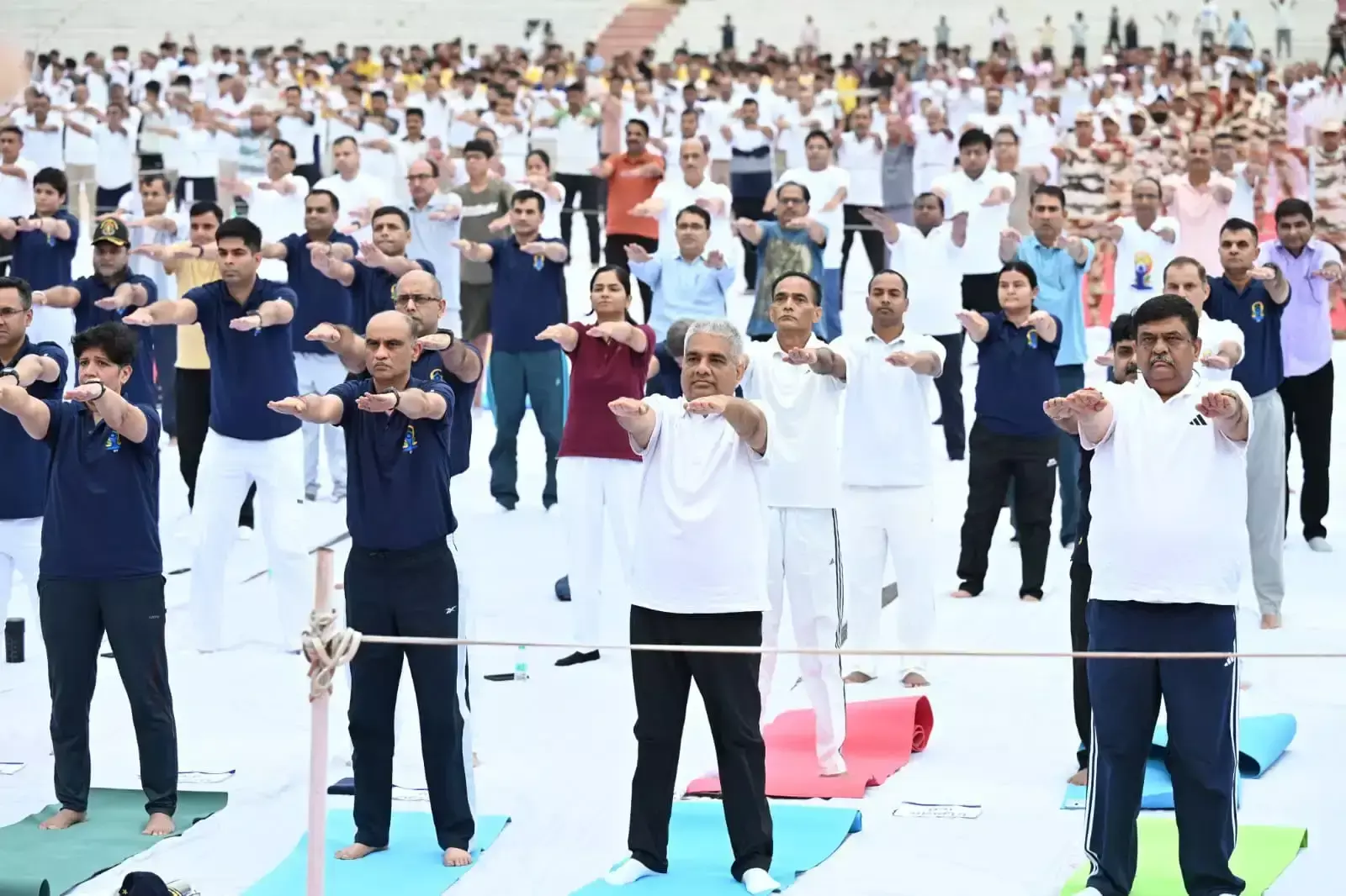 Alwar: योग दिवस पर अलवर में उमड़ा जनसैलाब, नशामुक्ति का दिया संदेश Alwar: योग दिवस पर अलवर में उमड़ा जनसैलाब, नशामुक्ति का दिया संदेश