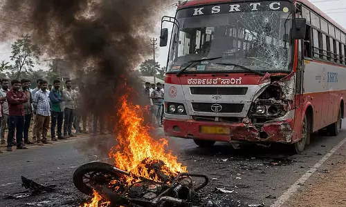 Bagalkot : बस से टक्कर के बाद बाइक में लगी आग, युवक की जलकर मौत Bagalkot : बस से टक्कर के बाद बाइक में लगी आग, युवक की जलकर मौत