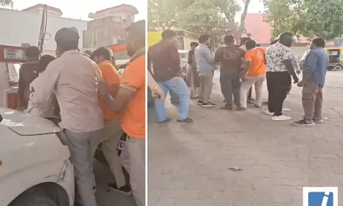 पेट्रोल पंप पर मारपीट, टैक्सी चालक की पिटाई का वीडियो वायरल पेट्रोल पंप पर मारपीट, टैक्सी चालक की पिटाई का वीडियो वायरल