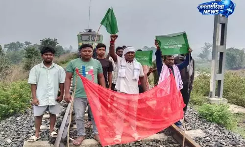 मैक्लुस्कीगंज में रेलवे ट्रैक पर आंदोलन मैक्लुस्कीगंज में रेलवे ट्रैक पर आंदोलन