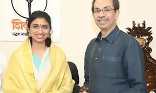 Mumbai: संजय दीना पाटिल की बेटी ने उद्धव ठाकरे के साथ दिखाया समर्थन Mumbai: संजय दीना पाटिल की बेटी ने उद्धव ठाकरे के साथ दिखाया समर्थन