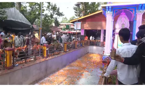Ganderbal: गांदरबल स्थित माता खीर भवानी मंदिर में वार्षिक मेले को लेकर भारी भीड़ Ganderbal: गांदरबल स्थित माता खीर भवानी मंदिर में वार्षिक मेले को लेकर भारी भीड़