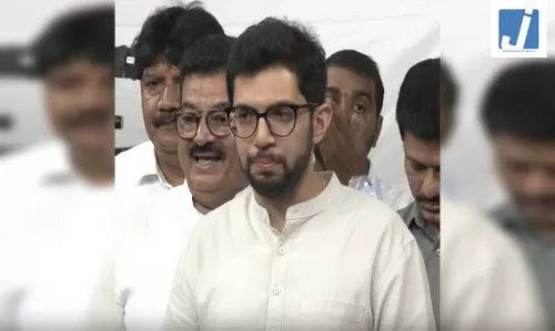 हिम्मत है तो बागी सांसद इस्तीफा देकर दोबारा चुनाव का सामना करें: आदित्य ठाकरे