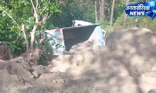 दियोटसिद्ध में सड़क धंसने से खाई में गिरा रेत से भरा ट्रक, चालक समेत दो घायल