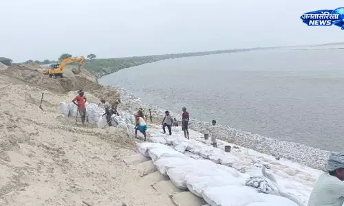 Bihar : फूली मिश्र के डेरा गांव में कटाव रोधी कार्य धीमा, मानसून के बीच ग्रामीणों की चिंता बढ़ी Bihar : फूली मिश्र के डेरा गांव में कटाव रोधी कार्य धीमा, मानसून के बीच ग्रामीणों की चिंता बढ़ी