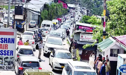 वीकेंड पर पहुंचीं 3400 गाडिय़ां वीकेंड पर पहुंचीं 3400 गाडिय़ां