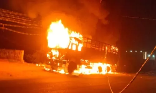 Roorkee: हाईटेंशन तार टूटकर गिरा, ट्रक में लगी आग Roorkee: हाईटेंशन तार टूटकर गिरा, ट्रक में लगी आग