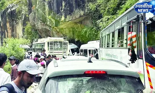 बंजार से जिभी तक जाम, सैलानी खफा बंजार से जिभी तक जाम, सैलानी खफा
