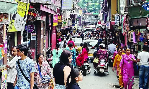 वीकेंड पर पर्यटकों से गुलजार मकलोडगंज वीकेंड पर पर्यटकों से गुलजार मकलोडगंज