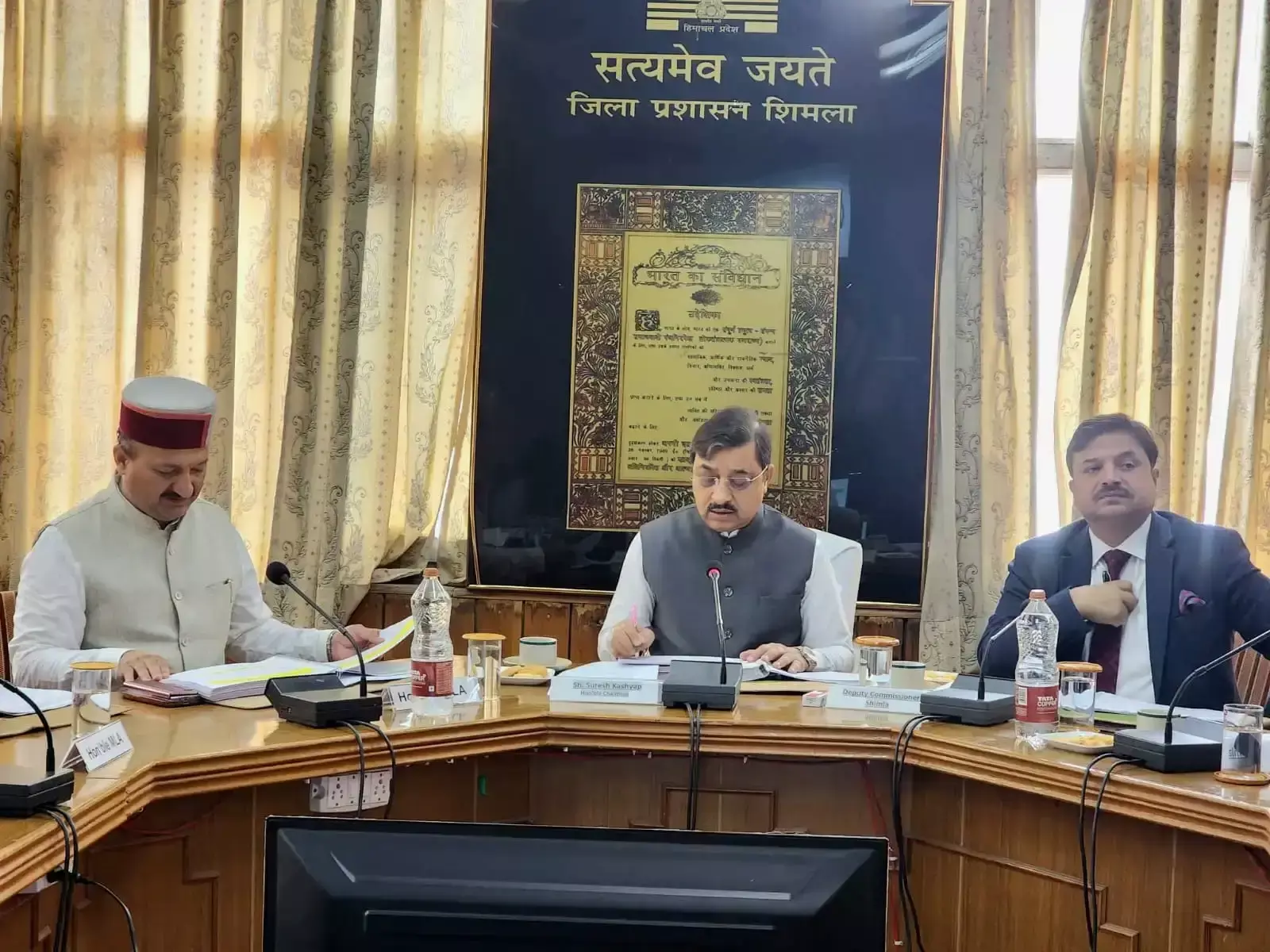 Shimla: सांसद सुरेश कश्यप ने दिशा बैठक में विकास योजनाओं की प्रगति परखी Shimla: सांसद सुरेश कश्यप ने दिशा बैठक में विकास योजनाओं की प्रगति परखी