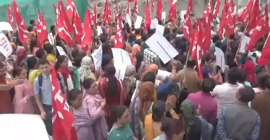 Shimla: शिमला में मिड डे मील वर्कर्स ने सरकार के खिलाफ जताया विरोध Shimla: शिमला में मिड डे मील वर्कर्स ने सरकार के खिलाफ जताया विरोध