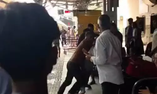 पानी को लेकर ट्रेन यात्री और कैंटीन कर्मचारी के बीच हुई हाथपाई पानी को लेकर ट्रेन यात्री और कैंटीन कर्मचारी के बीच हुई हाथपाई