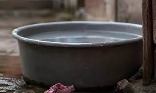 Handwara: पानी से भरे टब ने छीनी दो साल की बच्ची की जिंदगी Handwara: पानी से भरे टब ने छीनी दो साल की बच्ची की जिंदगी